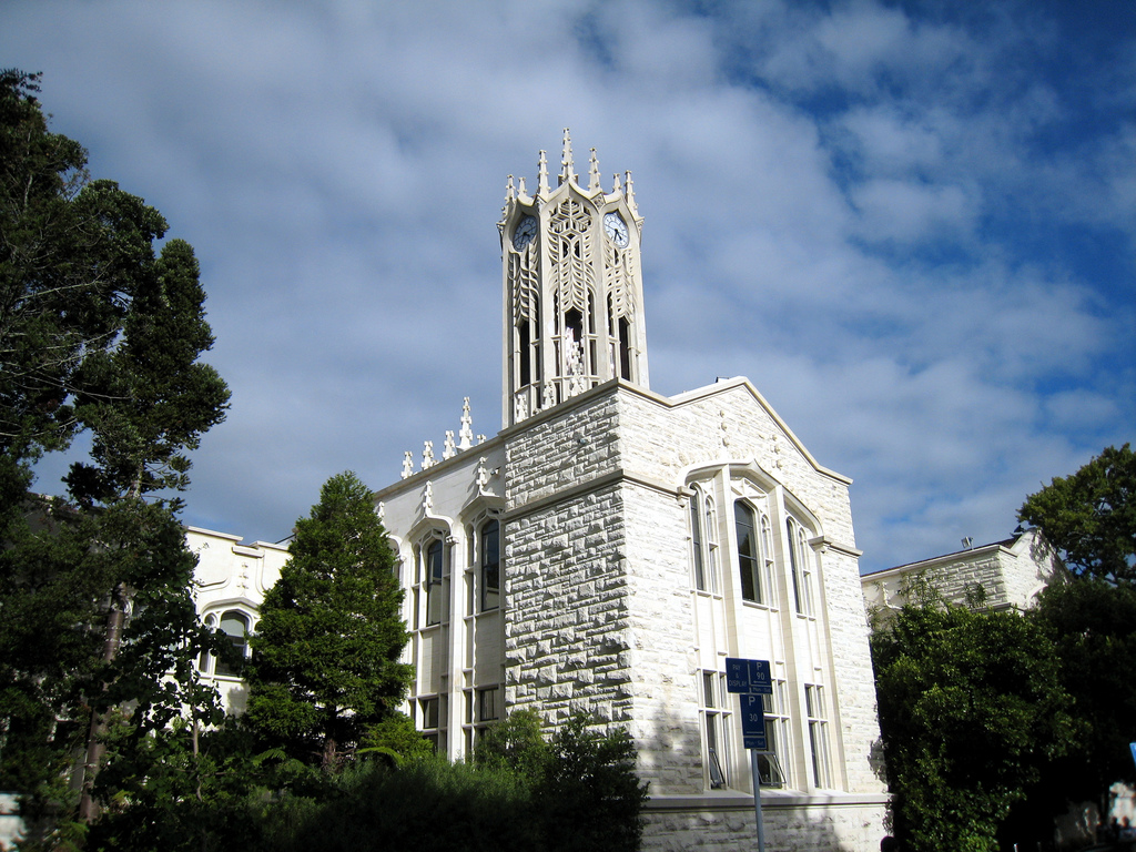 奥克兰大学